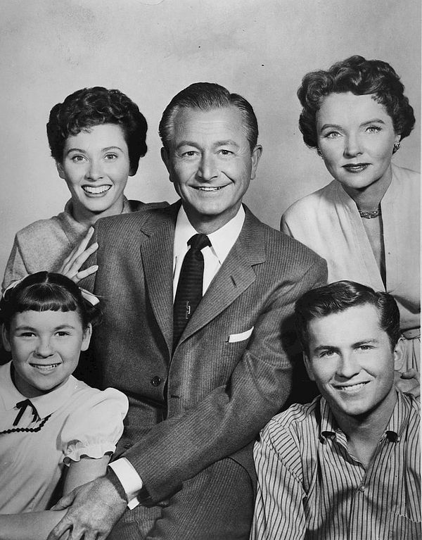 The Andersons – top from left: Elinor Donahue, Robert Young, Jane Wyatt – bottom: Lauren Chapin, Billy Gray