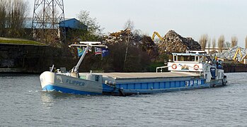 Flipper (Cargo ship), bow and port side view