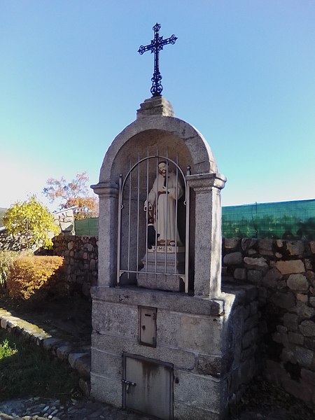 File:Fontaine-chapelle de Saint-Méen Saint-Léger-du-Malzieu.jpg