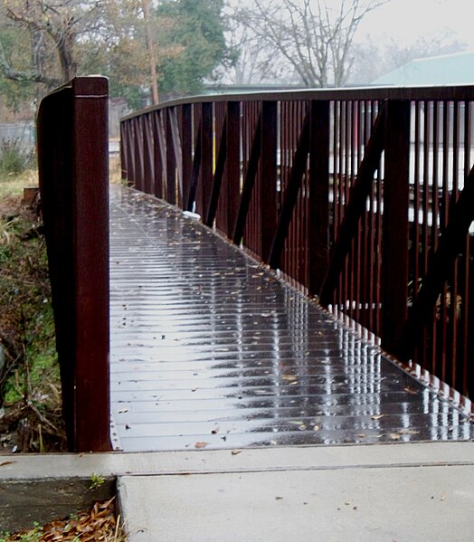 File:Footbridge Tangipahoa African American Museum Ponchatoula Creek 2010Jan16.JPG