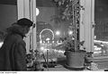 Fotothek df roe-neg 0006007 006 Renate Rössing schaut aus einem Fenster auf den nächtlichen Weihnachtsmarkt.jpg