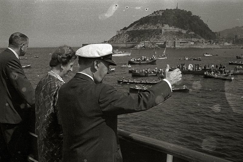 File:Francisco Franco durante una competición de regatas en la bahía de la Concha (5 de 8) - Fondo Marín-Kutxa Fototeka.jpg