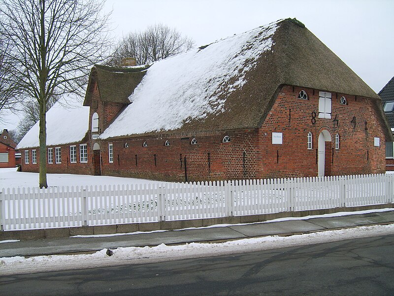 File:Friesisches Museum Niebuell Deezbuell.JPG