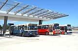 De Amsterdamse museumbussen GVB 110, 373 en 422 op het busstation; juli 2018.