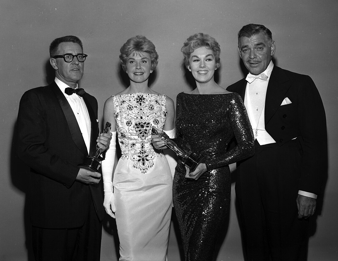 File:George Wells, Doris Day, Kim Novak, and Clark Gable, Academy Awards, Los Angeles, 1958.jpg