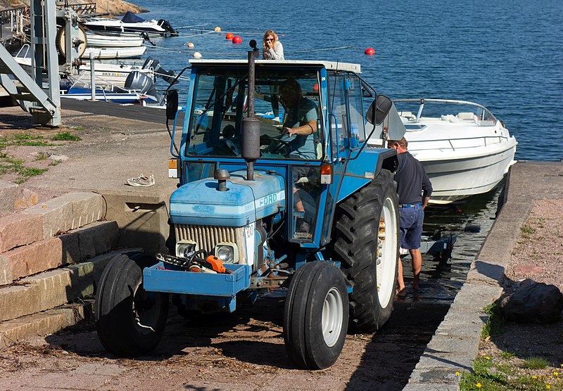 File:Getting the boat out of the water 4 - Hauling the trailer with the boat up from the boat ramp 1.jpg