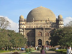 Gol Gumbaz construido por el sultanato de Bijapur en estilo decani, la segunda cúpula pre-moderna más grande del mundo. [note 1]​
