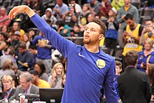 Curry warming up prior to a November 2017 game