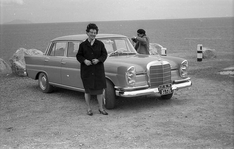 File:Greece Mercedes with diplomatic license plate 1964.jpg