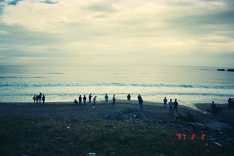 File:Groups of high school students at a beach near Sansiantai, Taitung 19970202.jpg