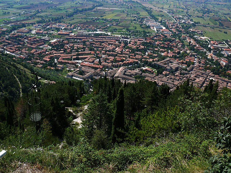 File:Gubbio view.jpg