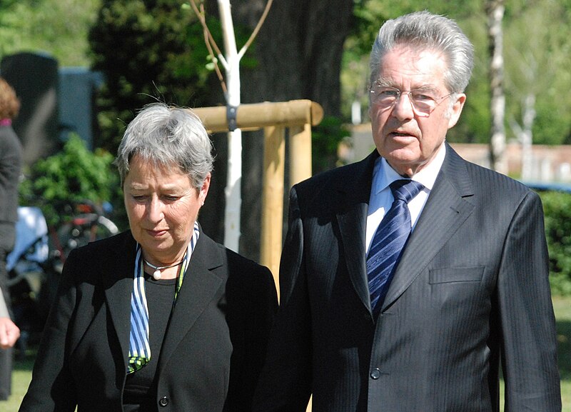 File:GuentherZ 2012-05-09 0097 Wien11 Zentralfriedhof Gruppe40 Margit Fischer Heinz Fischer.jpg