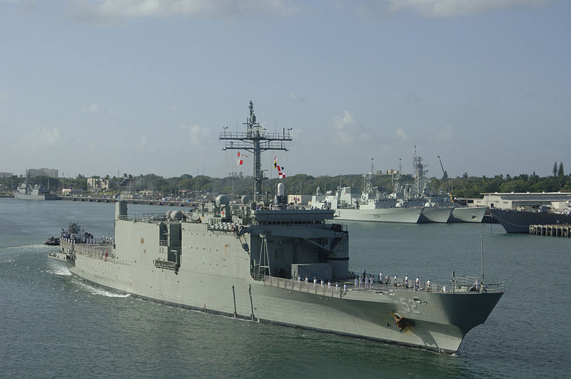 800px-HMAS_Manoora_2006.jpg