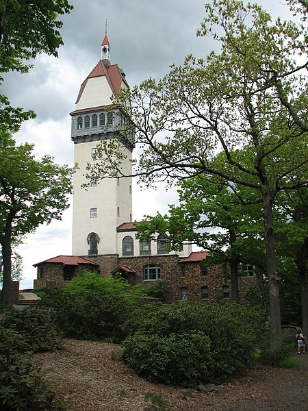 File:Heublein Tower.jpg