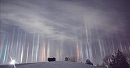 Pilastri di luce causati da luci artificiali, sopra North Bay in Ontario, Canada
