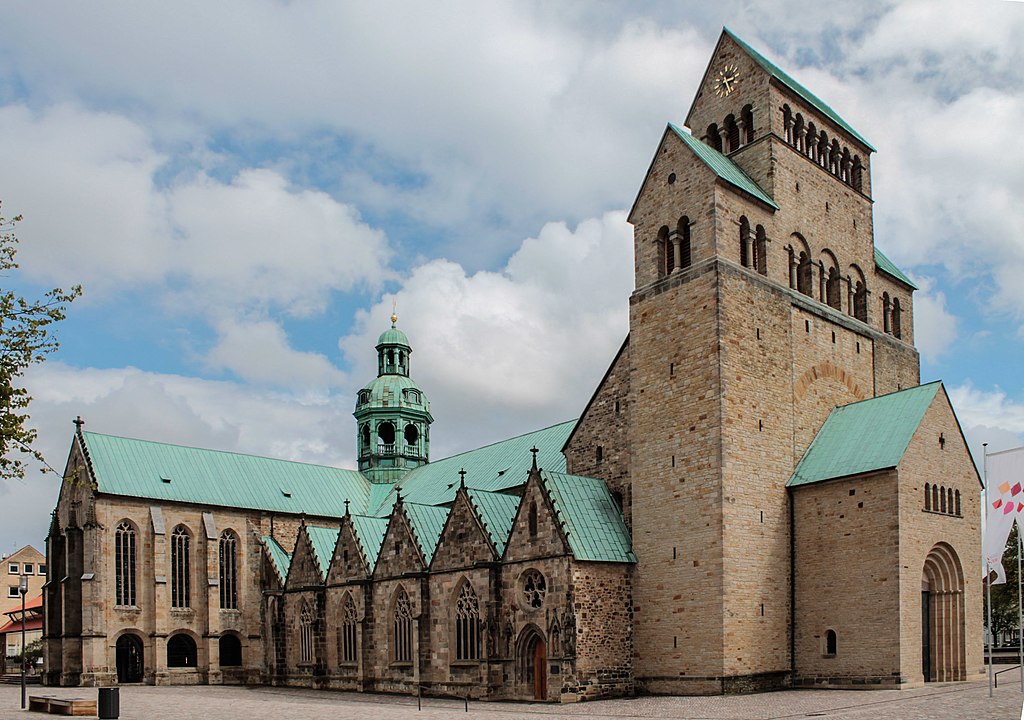 Hildesheimer Dom (Weltkulturerbe) von Nordwesten.