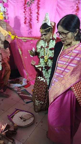 File:Hindu Wedding rituals during wedding of two blind persons at Voice Of World Kolkata 29.jpg