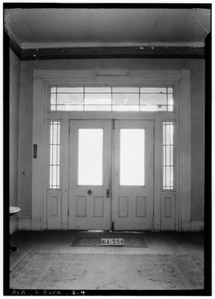 File:INTERIOR FRONT HALL DOOR TREATMENT - Lewis Llewellyn Cato House, 823 West Barbour Street, Eufaula, Barbour County, AL HABS ALA,3-EUFA,7-4.tif