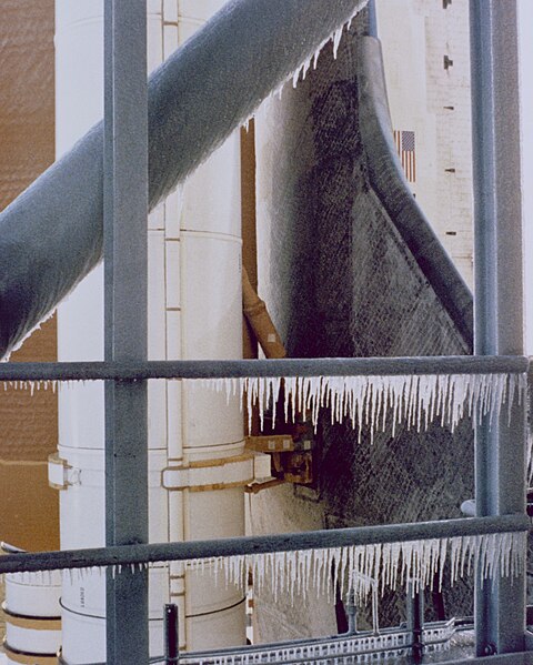 File:Icicles on the Launch Tower - GPN-2000-001348.jpg