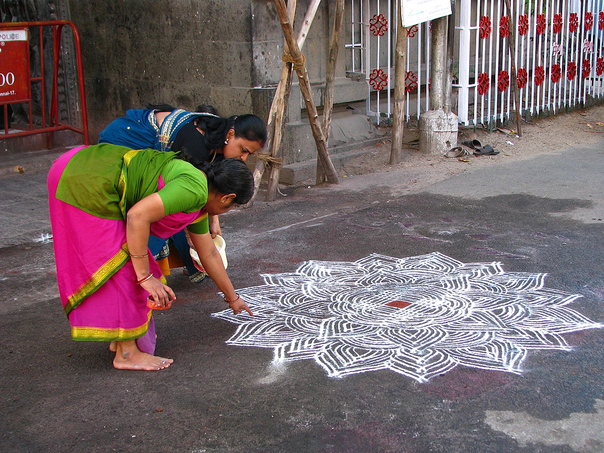 File:India - Sights & Culture - Women drawing an intricate kolam outside  the Mylapore Temple (2278407131).jpg - Wikimedia Commons