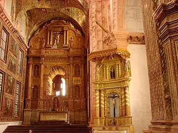 Retablo mayor y lateral de la iglesia de San Francisco de Asís de Goa.