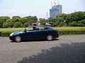 Un'auto di pattuglia della Guardia imperiale dentro i giardini del palazzo.