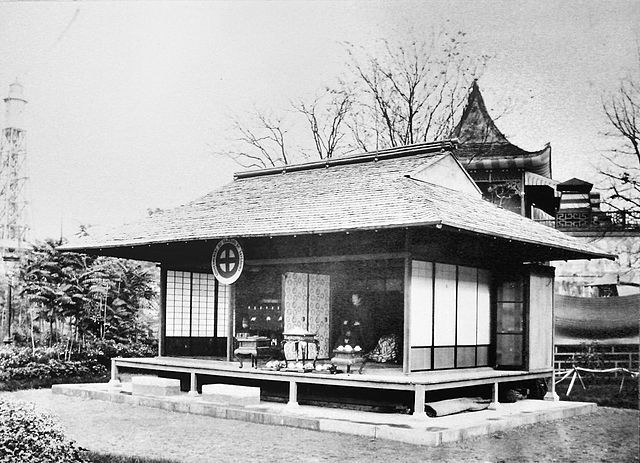 Foto em preto e branco de uma construção em tradicional estilo japonês.