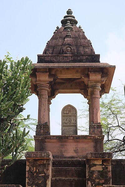 File:Jauhar Smarak, chanderi fort, MP.jpg