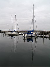 Voiliers de tourisme amarrés à une jetée de bois.