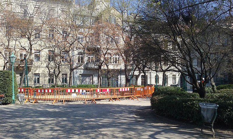 File:Károlyi-kert, lezárt játszótér, 2020.04.05.jpg