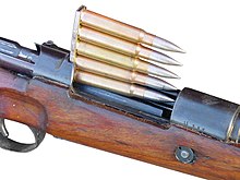 Carregando um fuzil Karabiner 98k calibre 7,92×57mm Mauser com um clipe "stripper" de cinco tiros.
