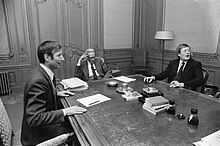 Van Agt (l) and Wiegel (r) discussing the distribution of ministerial posts led by informateur Van der Grinten. Kabinetsformatie, gesprek zetelverdeling vlnr Van A Van der Grinten , Wiege, Bestanddeelnr 929-4668.jpg