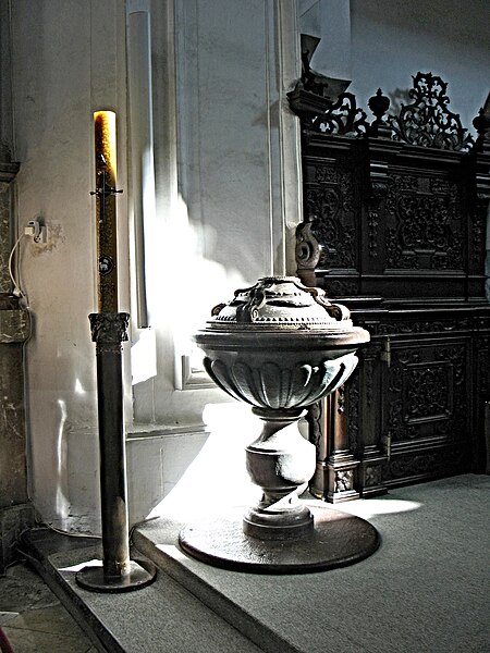 File:Klášterní kostel Doksany - křtitelnice.jpg