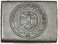 Inscription sur le fermoir d’une ceinture d’un uniforme datant de la Seconde Guerre Mondiale.