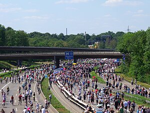 Die A 40 vor dem Kreuz Duisburg während des Still-Leben Ruhrschnellweg.