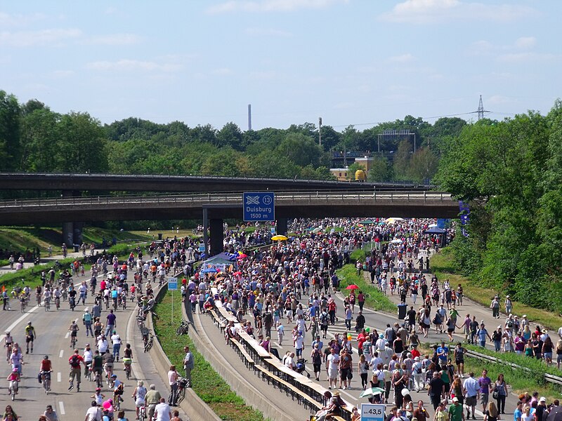 File:Kreuz Duisburg Still-Leben Ruhrschnellweg 2010 Bild 2.JPG