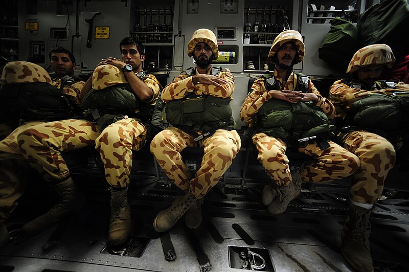 File:Kuwaiti paratroopers sit aboard a U.S. Air Force C-17.jpg