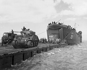 LST-21 Normandiya bosqini paytida tanklarni tushiradi, 1944 yil iyun (26-G-2370) .jpg