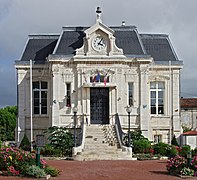 Hôtel de ville (La Couronne), exterior
