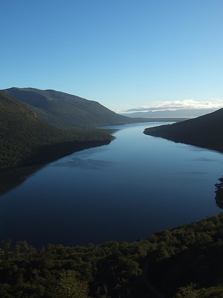 File:Lago Escondido.jpg