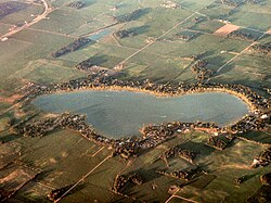 Šumsko jezero-indiana-od-gore.jpg