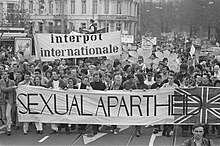 "Sexual Apartheid" - demonstration against Section 28 and British homophobia in Amsterdam, 1988 Landelijke demonstratie in Amsterdam tegen Britse Anti-homowet, Bestanddeelnr 934-2309.jpg