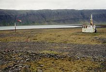 Landepiste mit Brückenhaus eines Trawlers als „Tower“ in Vestfirðir (2002)