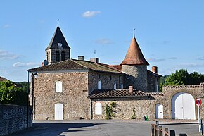 Le logis et le clocher Saint-Michel de Chabanais.JPG