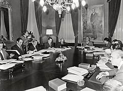 Leopoldo Calvo Sotelo preside la reunión del Consejo de Ministros. Pool Moncloa. 27 de noviembre de 1981.jpeg