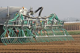 achterzijde van een sleepslangenboom op een stoppelveld