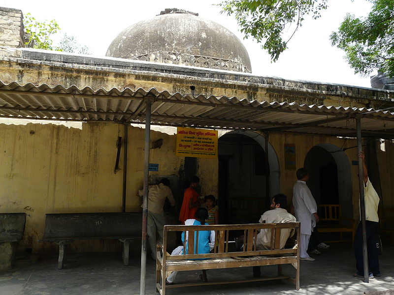 File:Lodhi era tomb - converted into a dispensary (3702448301).jpg