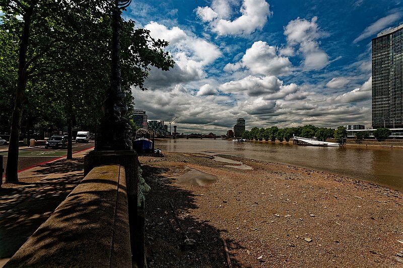 File:London - Albert Embankment - South Bank - Jubilee Walkway - View SSW towards St George Wharf 2003, Vauxhall Bridge, Millbank Millennium Pier & Millbank Tower.jpg