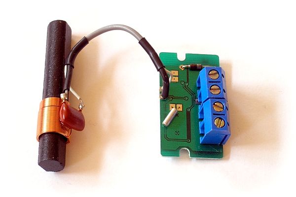 A low cost LF radio clock receiver, antenna left, receiver right.