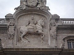 Hochrelief von Franz I. zu Pferd an der Fassade des Rathauses von Lyon (1645-1651).